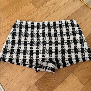 Alice and Olivia tweed herringbone mini skort barely worn Size 6 Great condition